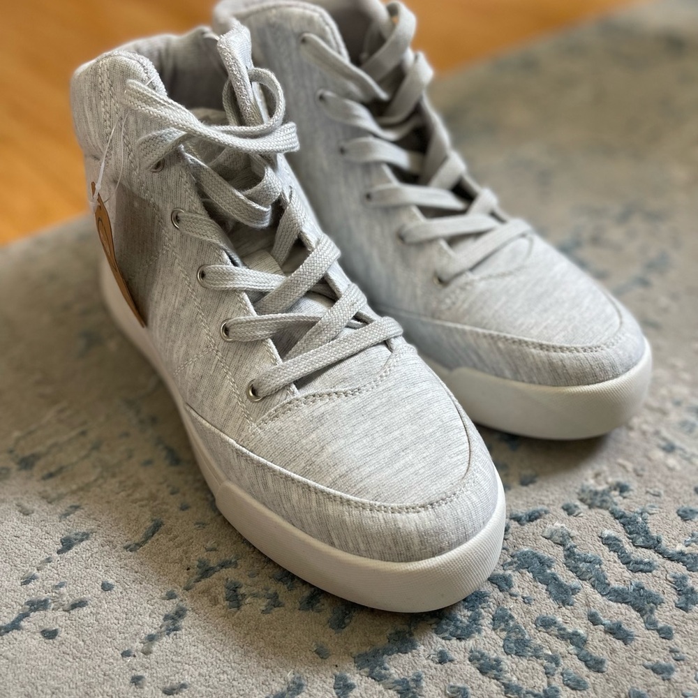 Roxy sneakers size 8.5